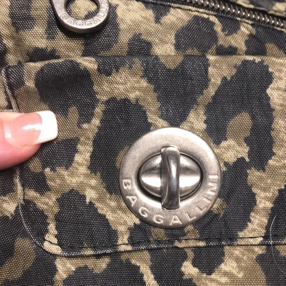 Baggallini leopard crossbody - Picture 2 of 7